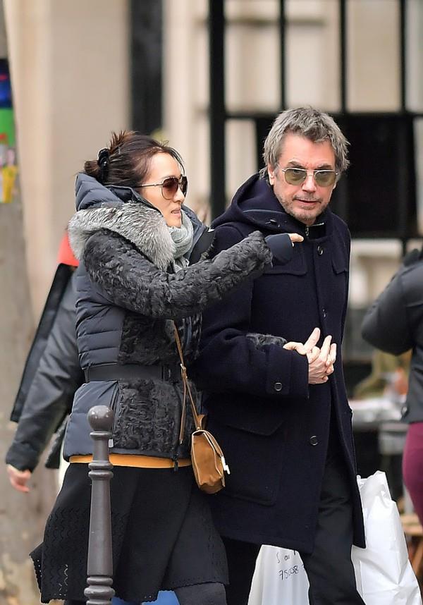 身材 巩俐私下打扮像素人，没有礼服衬身材，穿身黑和舞台上挺不一样