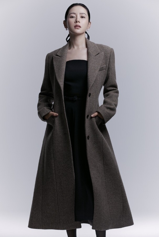 那外头的长版大衣就可以挑选色彩较轻盈的款式,像孙艺珍身上的米灰色