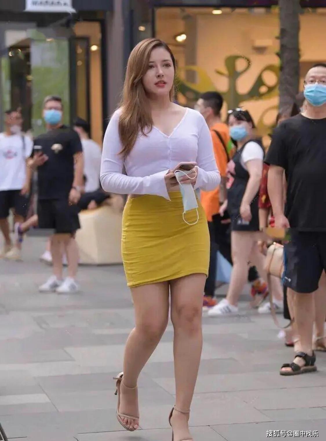 女孩子 穿“涤纶”连衣裙的美女，选择优雅减龄的风格，笑容甜美