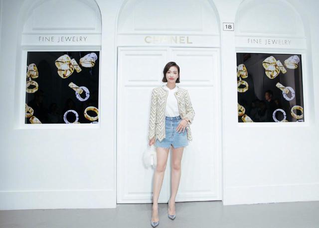 设计 穿不对称外套火出圈，“阴阳色”拿捏有度，黑色长靴太飒了