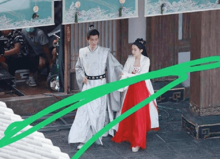 龚俊|韩烨任安乐片场牵手,哪知龚俊仪态成焦点,男星的自律性好强??