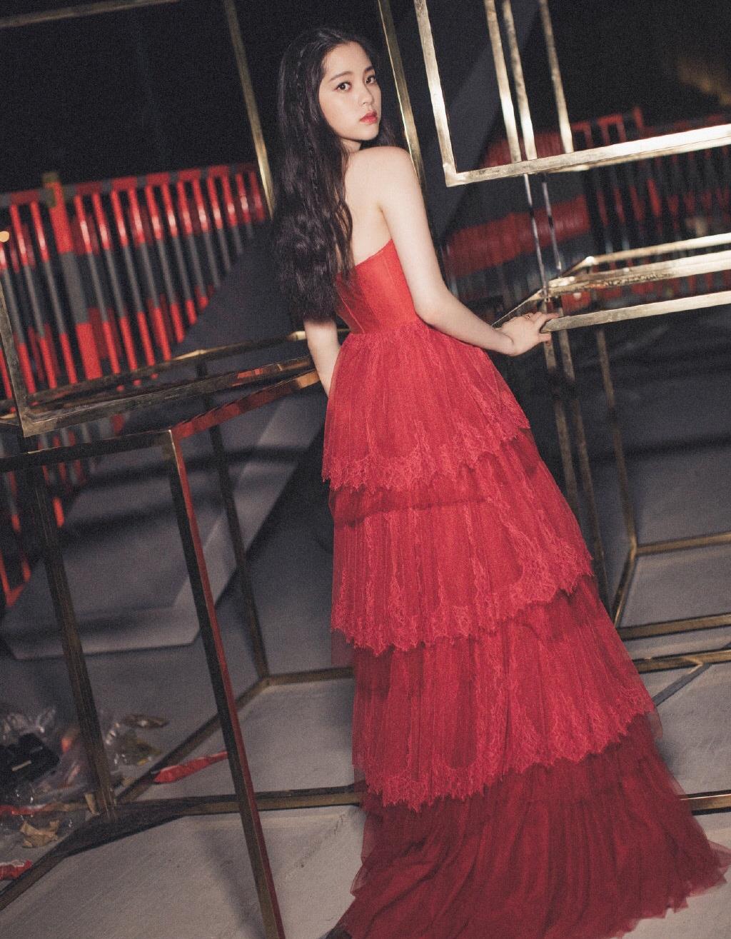 身材 54岁温碧霞好不服老,穿深V蛋糕裙硬“凹“造型,但这头红发太土气