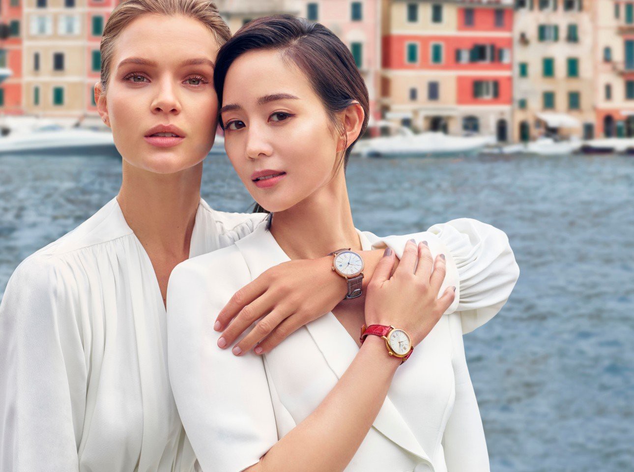 37岁张钧甯越活越年轻,v领衬衫配短裤,合影超模颜值丝毫不输_印花