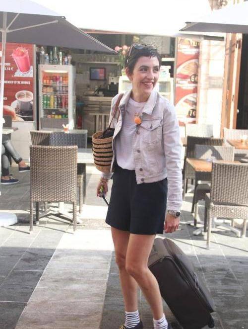 犹太人刘烨老婆唱歌，灯光下看着很温柔，就算法令纹纹多也是一番风味