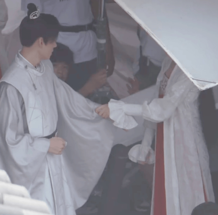 龚俊|韩烨任安乐片场牵手,哪知龚俊仪态成焦点,男星的自律性好强??