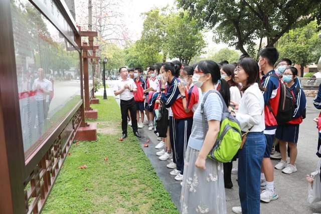 石门中学总务处副主任,高一年级主任胡庆生代表学校热情接待来访师生.