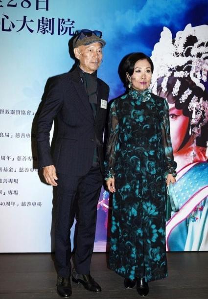 设计 73岁汪明荃保养真好，穿印花裙像50岁出头，和罗家英合照像父女俩