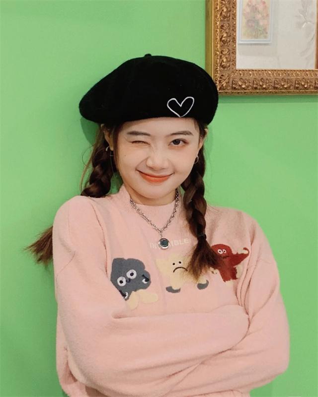 发型春天戴帽子时，这样来弄发型、化脸妆，既精致好看，又时髦显脸小