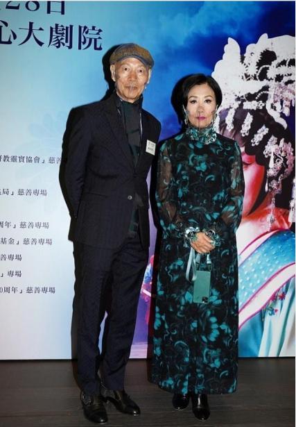 设计 73岁汪明荃保养真好，穿印花裙像50岁出头，和罗家英合照像父女俩