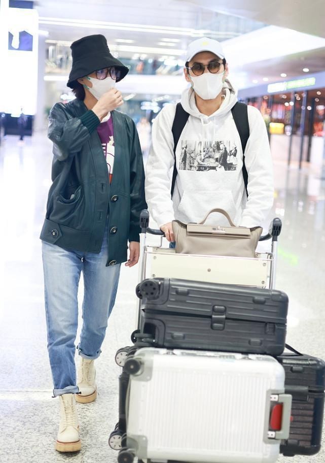 原创张歆艺和老公同框还那么甜皮夹克配牛仔裤打扮成率性少女