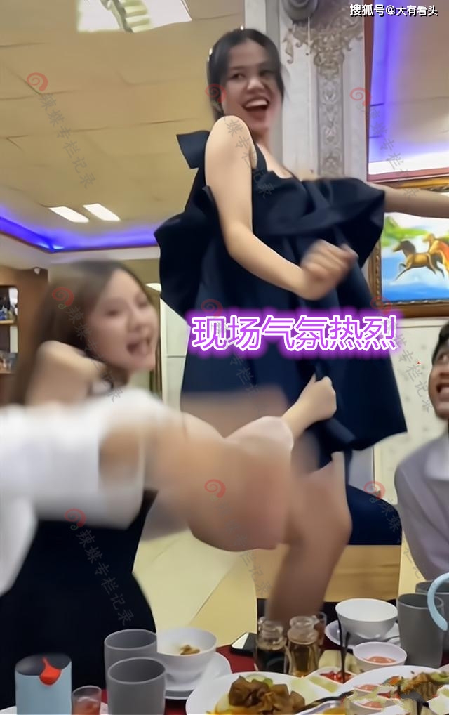 女子聚餐喝醉当场热舞闺蜜护住裙子防止走光网友多管闲事