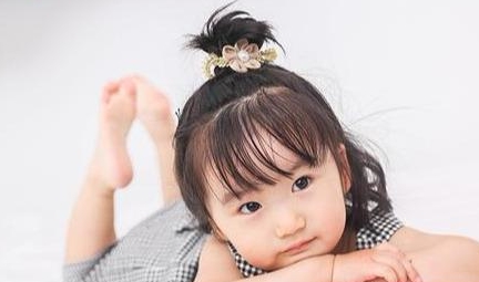 发型不会给娃扎头发？4款简单又好看的女童扎发，宝爸也能快速上手！