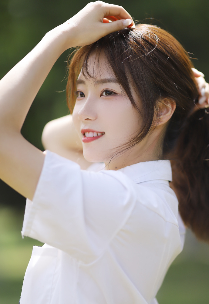 原创摆脱万年剪刀手这10个手部拍照姿势让你解放双手照片颜值高