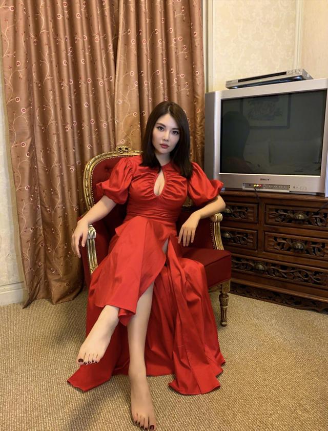 傲人 身材真是性感,傲人上围强撑礼服,不愧为“性感水蜜桃”