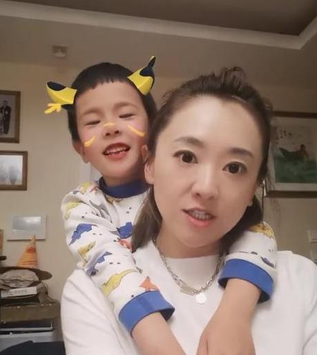 月亮姐姐富豪老公首出镜在家拍段子无意间晒出一家三口全家福