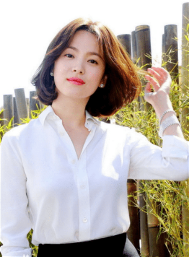 中分女人别留黑长直了！今年流行烫“内扣”，时髦显嫩，短发烫更女神
