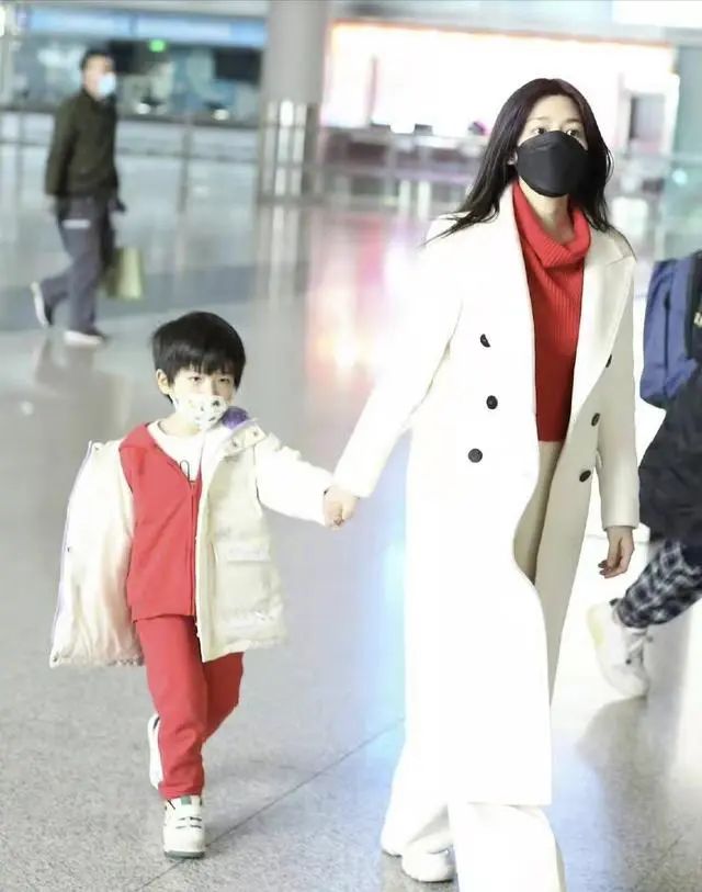 网友 陈妍希和儿子穿亲子装，6岁小星星撞脸王俊凯，网友直呼像爸爸