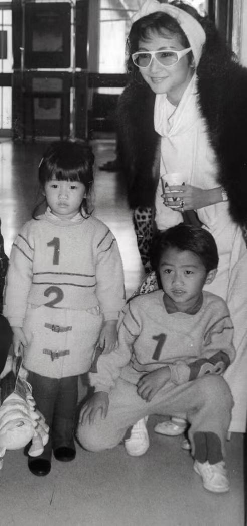 谢霆锋童年照曝光,从小用名牌包,柏芝哪个儿子像他!_谢贤_照片_获奖