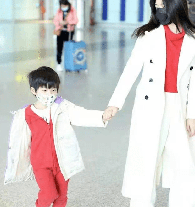 网友 陈妍希和儿子穿亲子装，6岁小星星撞脸王俊凯，网友直呼像爸爸