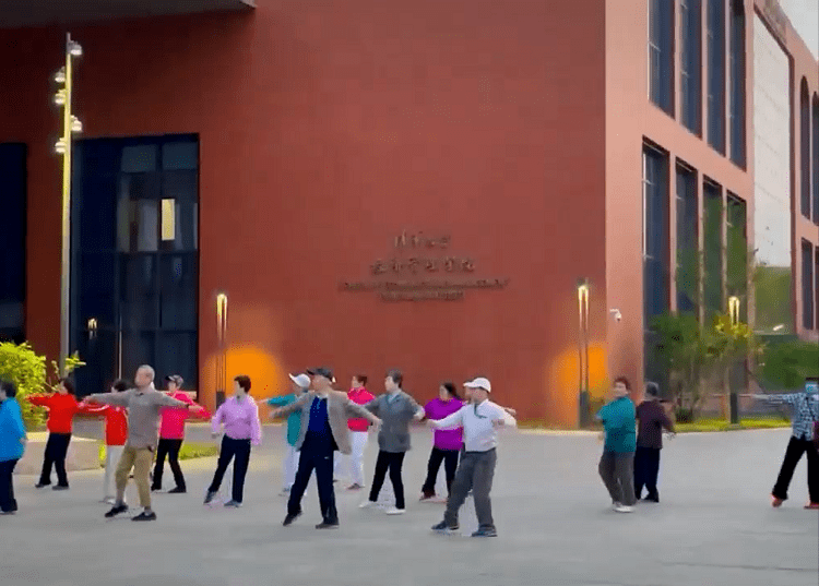“清华教授”集体跳广场舞，与普通老人一对比，差距真的很明显