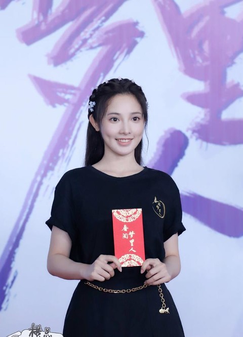 彭小苒|彭小苒新戏《春闺梦里人》杀青，古装颜值提升，搭档95后小生？？