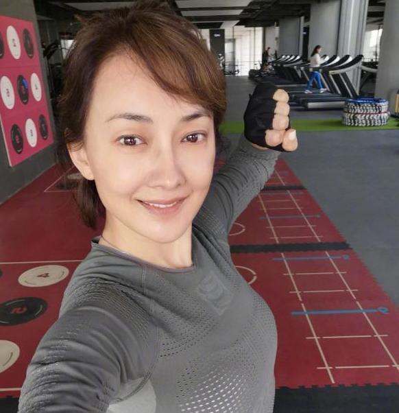 她是春晚上馮鞏與郭冬臨的黃金搭檔,46歲的傲人身材能征服小年輕_牛莉