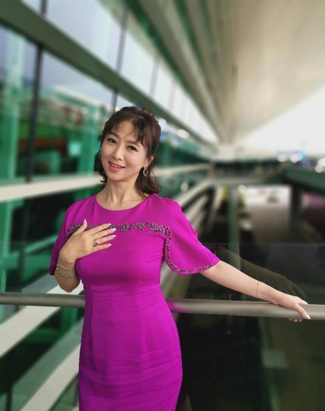 演艺事业52岁美魔女年过半百仍宛若少女一家三口大排档庆祝结婚纪念日