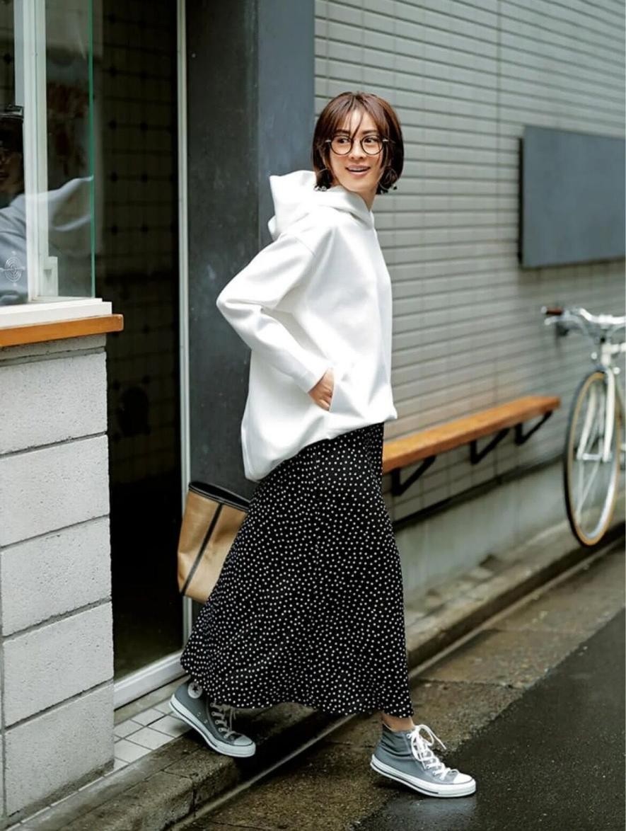 左图 40岁以后的女人,选印花裙要懂得“6不穿”,远离土气和廉价