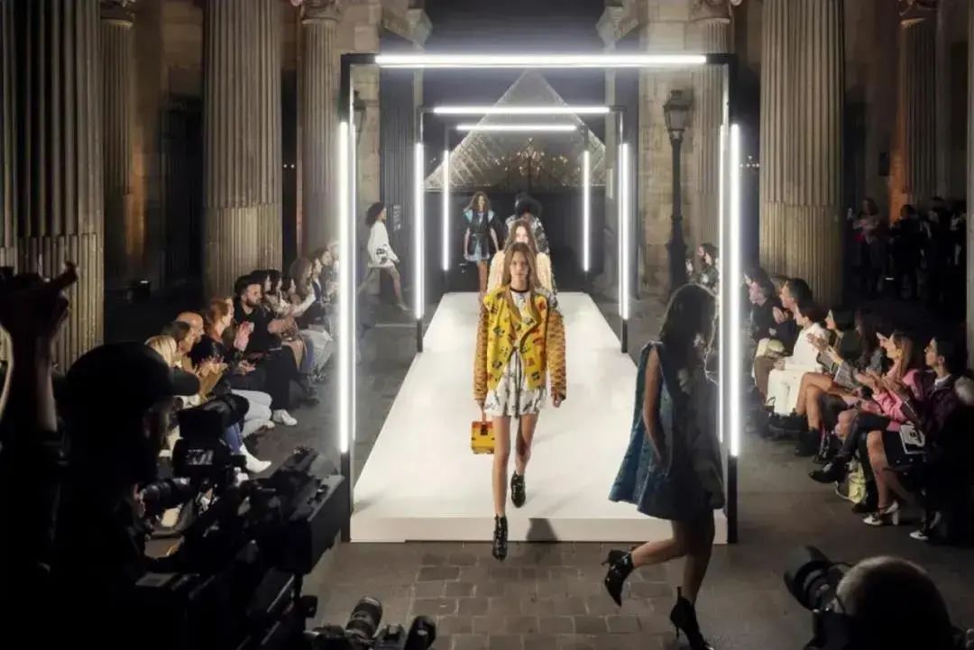 设计 走进“未来主义时尚”……