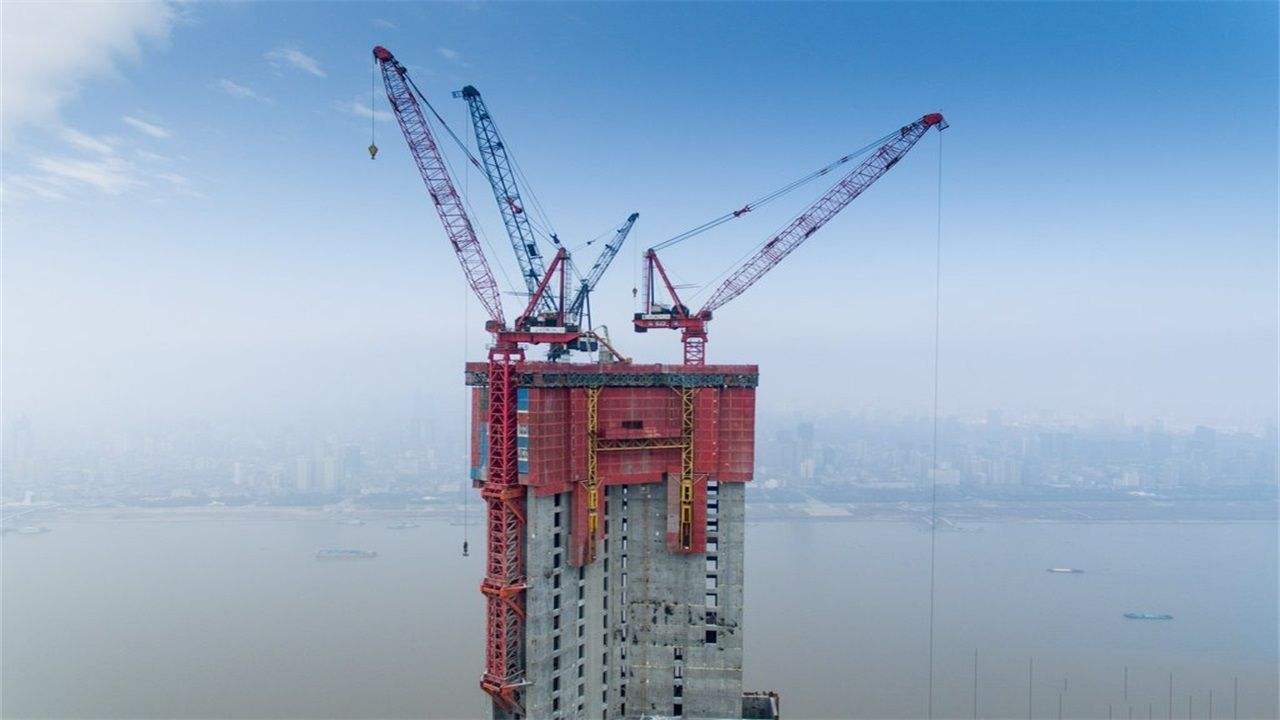 摩天大厦奥秘:500米高空如履平地,"空中造楼机"高效领跑全球_施工