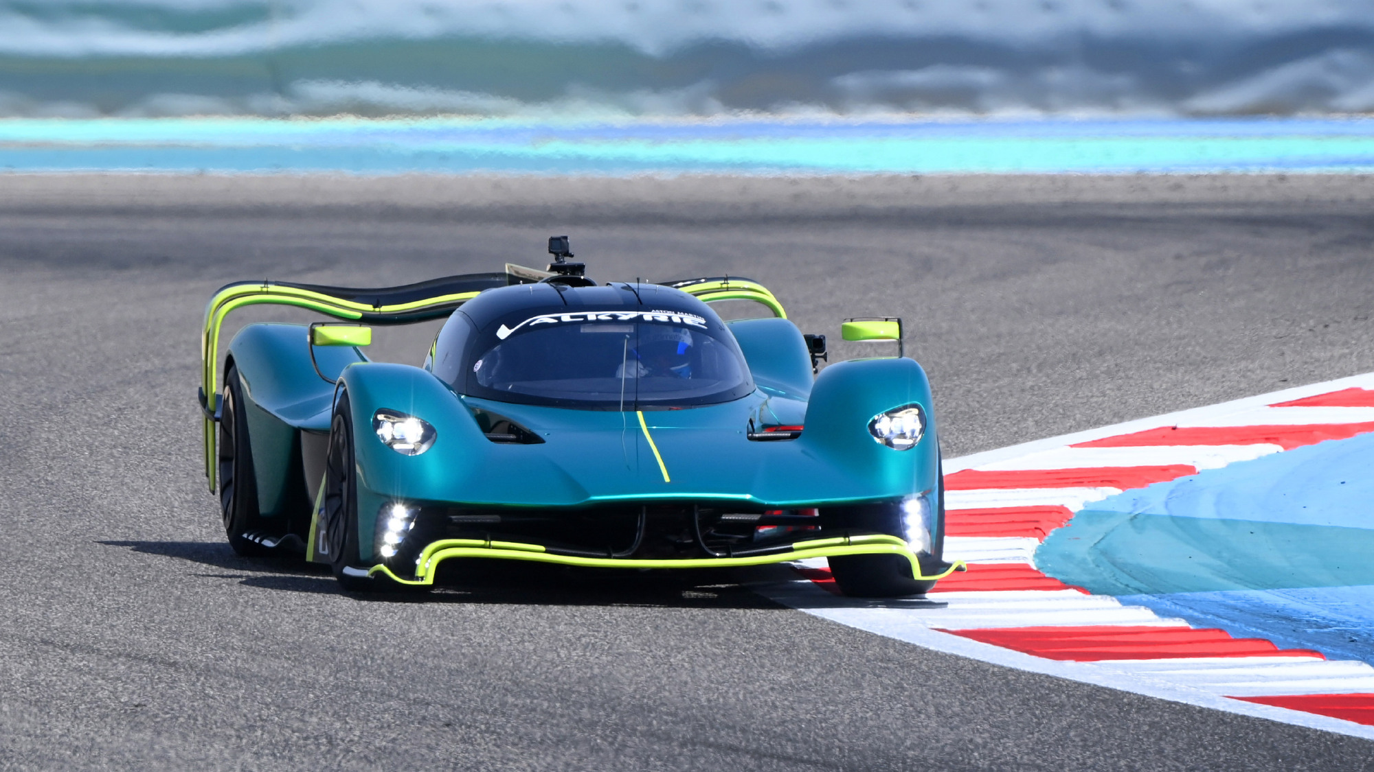 贴地飞行 阿斯顿·马丁战神amr pro亮相 v12发动机/1014马力_搜狐汽车