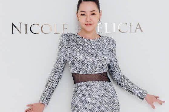 老公 阔太安以轩为女儿庆满月，小S与老公出席，穿着简单合照却更时髦