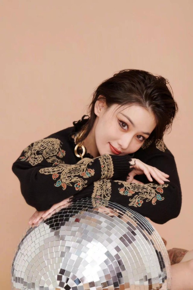 老公 军嫂张馨予真是嫁对人了！老公穿开衫明星脸超帅，高调约会超甜蜜