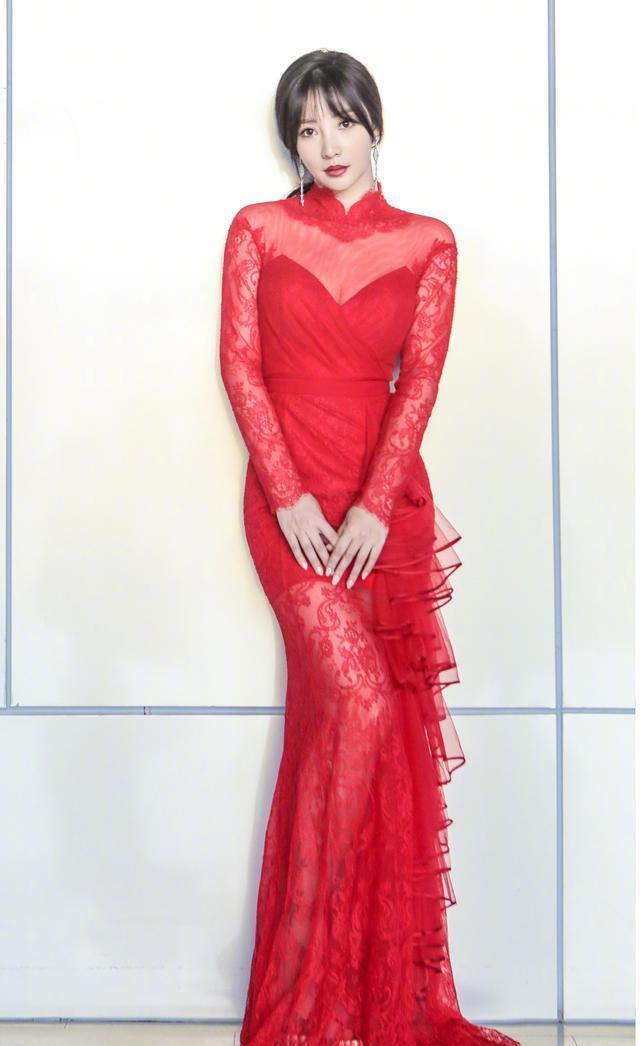 柳岩39岁更“豪放”了，穿蕾丝时尚裙时尚又撩人，红裙尽显女人味