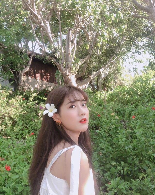 仙女 166cm李艺彤和159cm鞠婧祎,同是白色吊带裙,不是腿长就能赢!