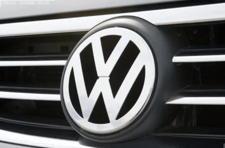 河南一辆大奔火了看车标值10万实际价值240万