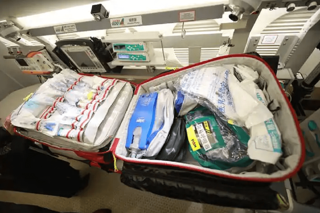 三是晨起金属表面的露水,四是飞机自备急救包中的应急水源以及通过