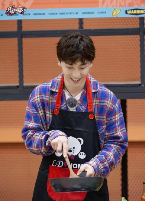 显得 雷佳音李现撞衫遭吐槽！33位男星撞衫修罗场，谁丑谁尴尬！