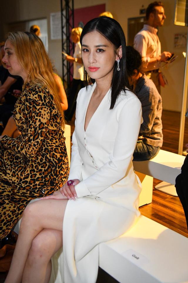 原创黄圣依气质绝了穿深v裙踩20cm恨天高干练又优雅哪像37岁2娃妈