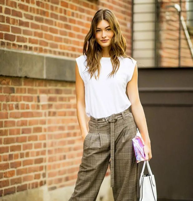 溜肩女生看过来分享三个穿搭小技巧