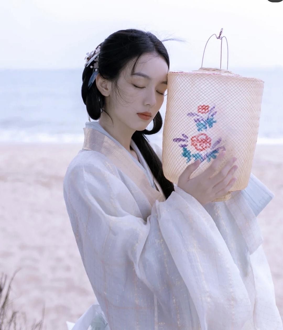 王者女明星头发也作假？原来看起来发量浓密的周也曾经也是秃头星人？