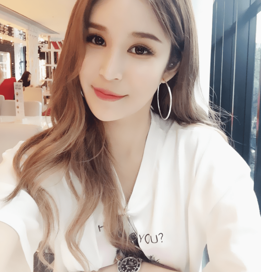 原创新加坡美女博主新式元素潮流配饰中等身材女孩的夏季穿搭模范