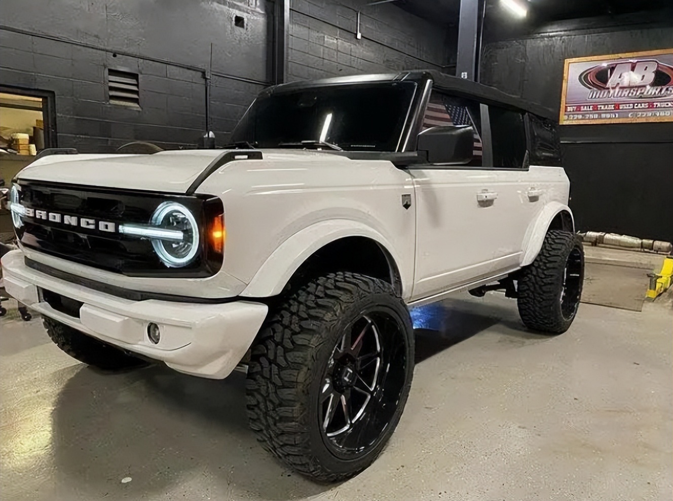 更凶悍狂野,福特bronco"大脚版"曝光,看体型就不简单_搜狐汽车_搜狐网