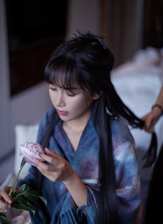 李子柒出远门最挂心奶奶,还有刚冒芽的种子,发簪发型插根竹子_视频