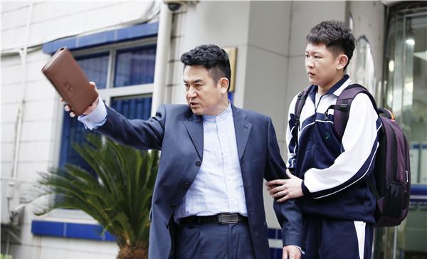 55岁演员李洪涛近况, 与妻子相爱30余年, 儿子是大家熟悉的演员_演技