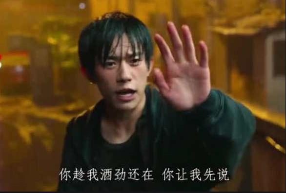 魏书均|易烊千玺携电影《白鹤亮翅》疑将归来，导演晒其合照，网友：劳模