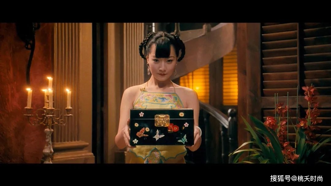 《让子弹飞》性感客串,她光脚下楼,发型奇特,裹着肚兜,行走于光影之间