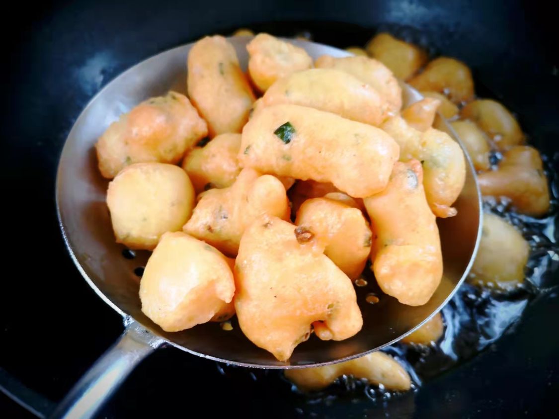 做法|这款早餐,手不沾面,5分钟出一锅,比油条还好吃,放十天不坏!