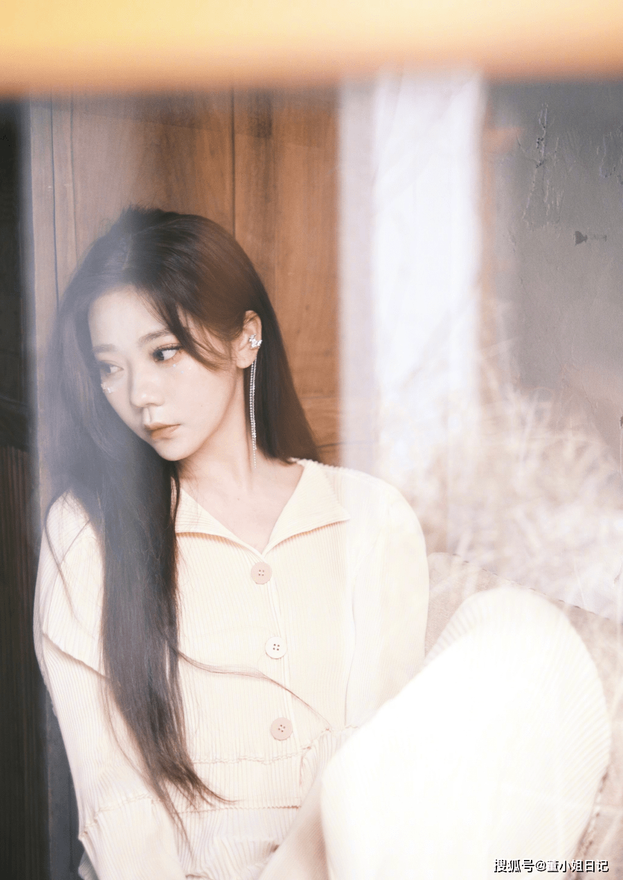 应景紫宁的果冻妆容，轻盈灵动闪闪发光，如春光般明媚动人！