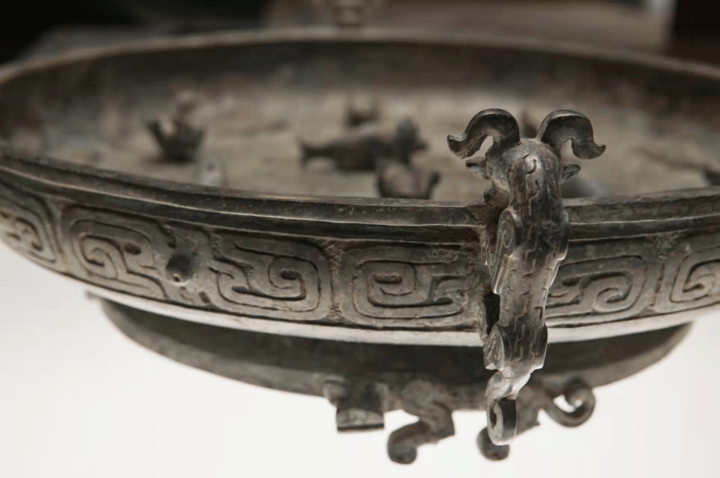 春秋子仲姜盘,一份来自2600年前的狗粮_圆雕_动物_青铜器